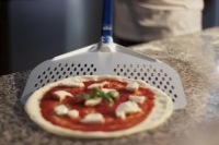 Premium Pizzaschaufel 33 x 33 cm - perforiert - Aluminium