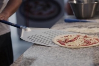 Premium Pizzaschaufel 50 x 50 cm - perforiert - Aluminium